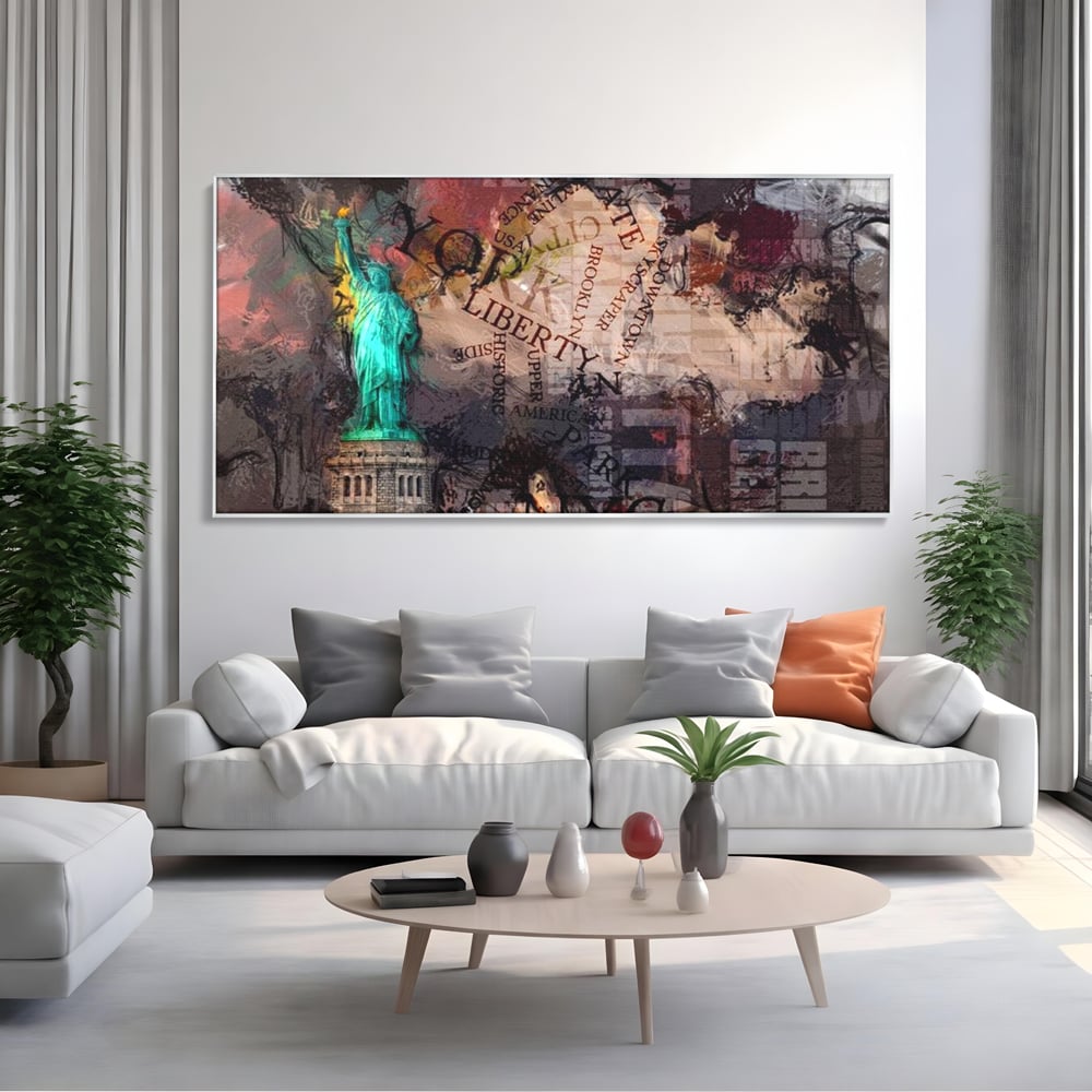 Tablou canvas cu tablou canvas cu statuia libertatii si text, in rama de aluminiu argintiu, pe perete intr-un living